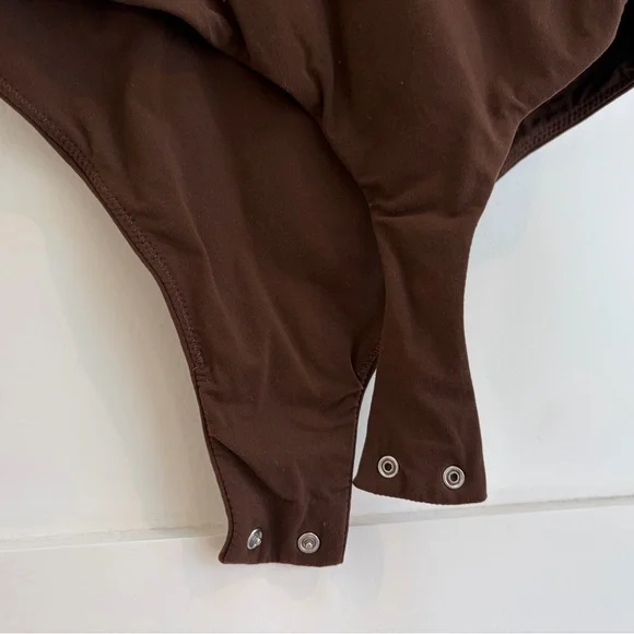 SKIMS Fits Everybody High Neck Bodysuit in Cocoa - Picture 5 of 6